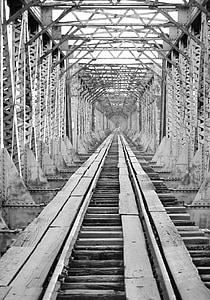 Ponte, sentiero, Ponte ferroviario, treno, binario ferroviario, bianco e nero, trasporto