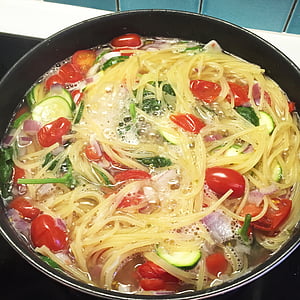 one pot pasta, pasta, tomatoes, zucchini, cooking, vegetables