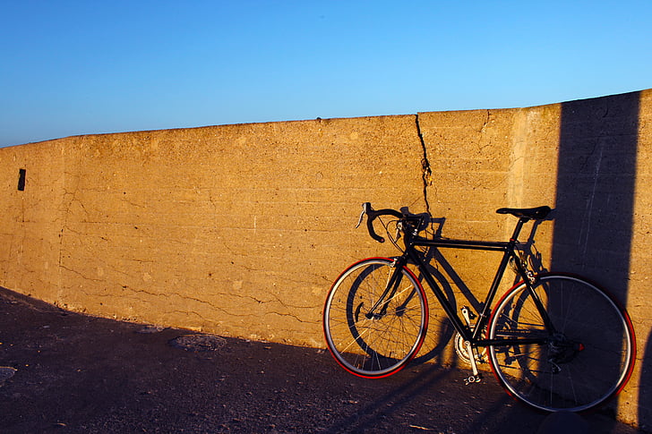 melna, ceļu satiksmes, velosipēds, netālu no, sienas, dienas, zila