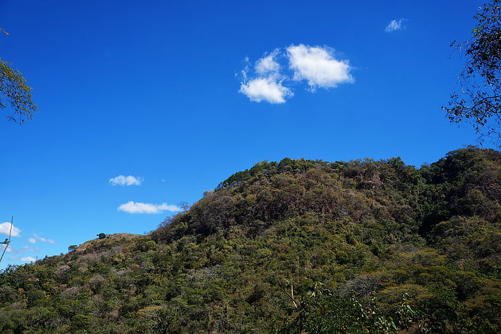 El Salvador, colina, montanhas, nuvens, céu azul, árvores, arbustos