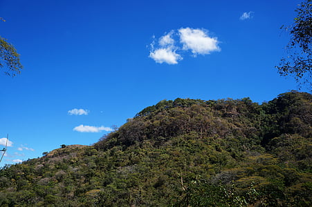 El Salvador, colina, montañas, nubes, cielo azul, árboles, arbustos de