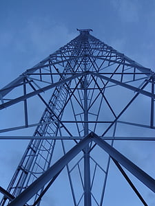 Telekomunikaciniai stiebai, bokštas, metalinė konstrukcija, technologijos, mėlyna, plieno, dangus