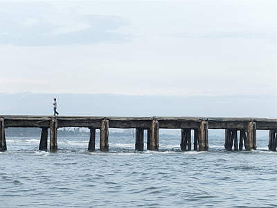 Pier, Đại dương, tôi à?, nước, Ngày, không có người, Bridge - người đàn ông thực hiện cấu trúc