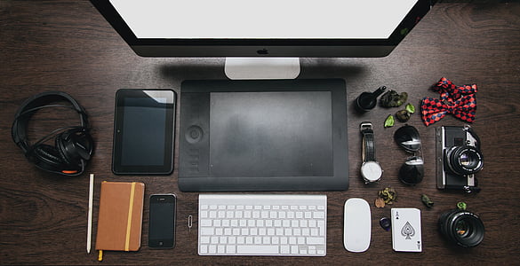domácí kancelář, psací stůl, Tablet, sluchátka, Mac, iPhone, Kindle