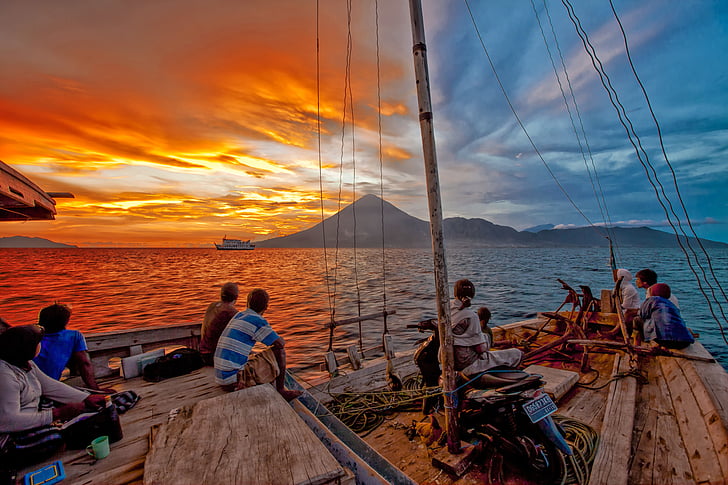 van aan boord van het landschap, zonsondergang, houten boten, op reis gaat, thee restaurants op het eiland, Halmahera, Indonesië