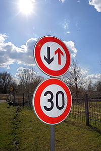 пътен знак, забранителни, Забележка диск в предната част на насрещното движение, червена стрелка, ограничение на скоростта