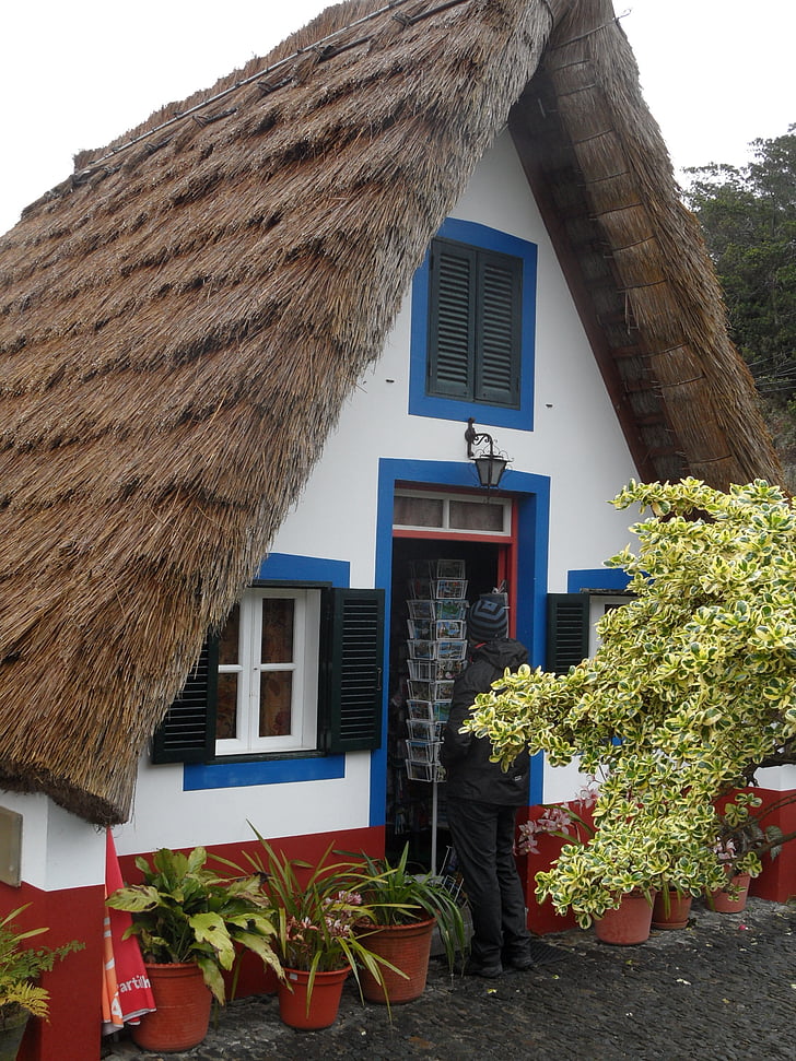 Madera, cabana, o telhado de palha