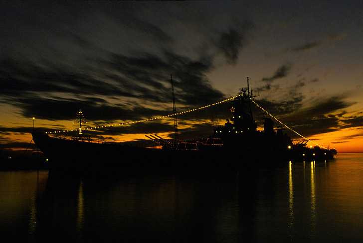 luces de Navidad, decoración, Marina de guerra, de la nave, muelle, al atardecer, Puerto