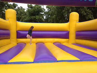 veselīgs pils, bouncy Atlekšanas, bouncy castle, piepūšamā džemperis, meitene, piepūšami, dzeltena