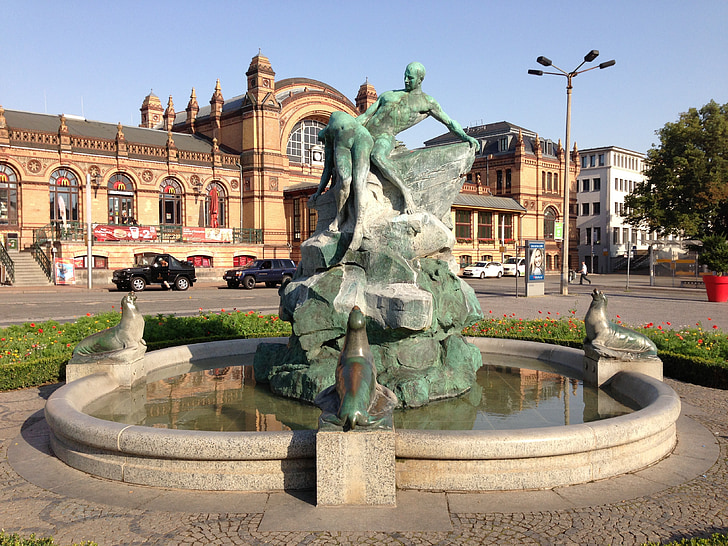 fontein, Schwerin, Mecklenburg-West-Pommeren, hoofdstad van de staat, Treinstation, project parzival fontein bouw
