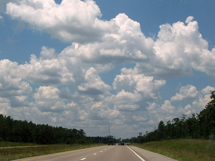 Diaľnica, cestné, oblaky, chodník, stromy, modrá, biela