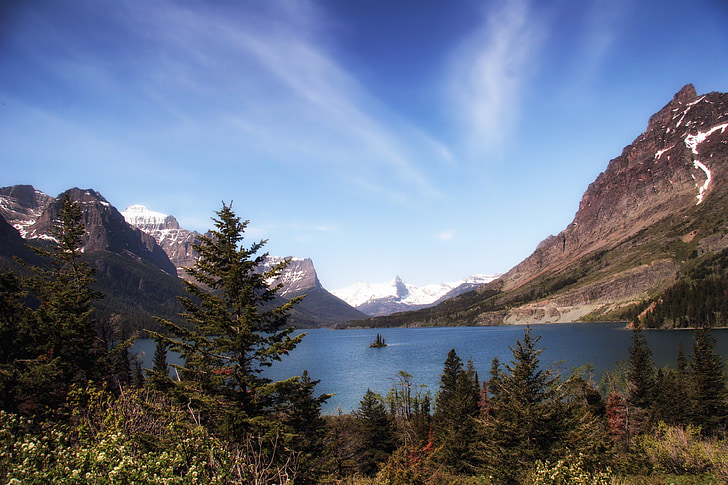 Glacier nemzeti park, Montana, hegyek, tó, víz, erdő, fák