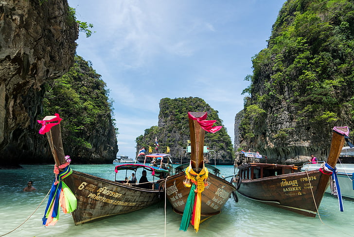 zwiedzanie wyspy phi Phi, Phuket, Tajlandia, kolorowe łodzie, morze, wody, Turystyka