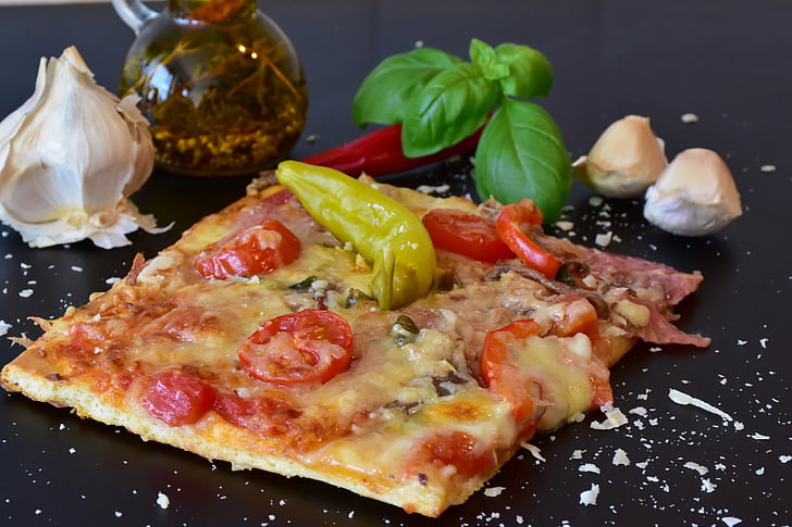 Pizza, garniture de pizza, tomates, salami, fromage, pâte, Italien