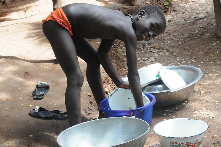 meitene, Āfrika, draudzīgs, smaids, trauki, mazgāja traukus, nabadzība