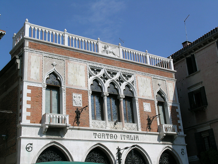 Italiaanse theater in Venetië, Teatro, Venetië, Veneto, Italië, gevel, het platform
