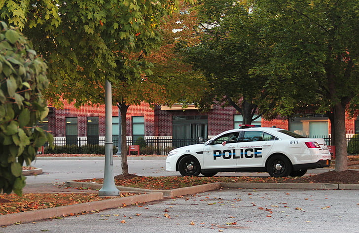 police, voiture de police, l’automne, police de campus, tomber sur le campus
