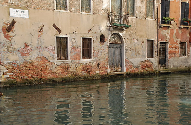 Venecia, calle, canal, edificios, balcón, puerta de entrada, Venecia - Italia