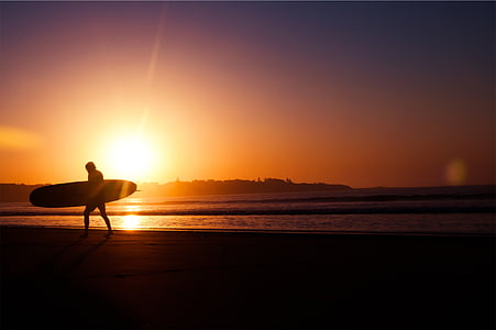 silueta, hombre, de surf, tablero, caminando, orilla del mar, oro