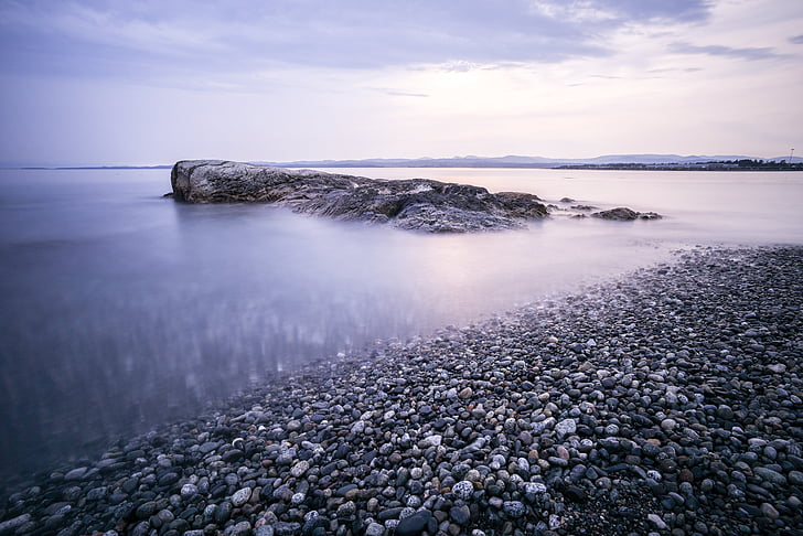 鹅卵石, 海岸, 白色, 云彩, 白天, 水, 岩石
