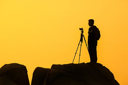 siluett, mannen, stående, kameran, stativ, gul, solnedgång