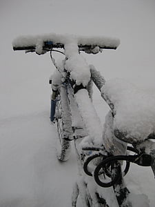 kalnų dviratis, dviratis, užverstas, sniego, žiemą