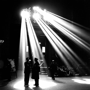 Чикаго, Илинойс, 1941 г., съюз станция, полицаи, Черно и бяло, светлинен сноп