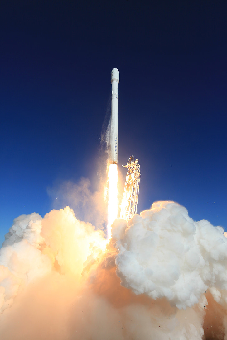 momencie wyniesienia, Start rakiety, SpaceX, uruchomienie, płomienie, napędu, miejsca