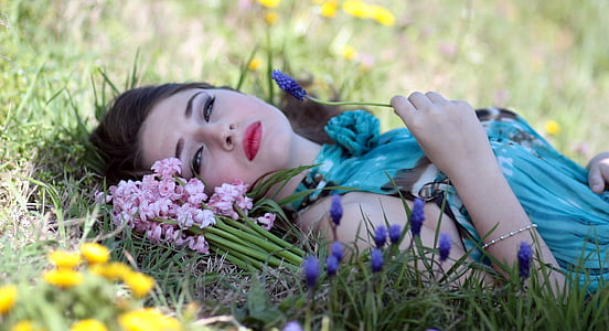 Kız, sümbül, çiçekler, doğa, Güzellik, Bahar