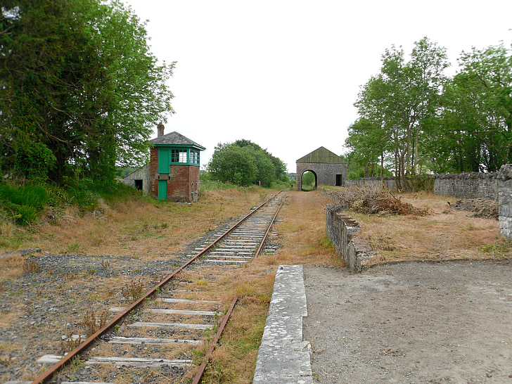 Īrija, ballyglunin dzelzceļa stacija, County galway, pamestā dzelzceļa stacija