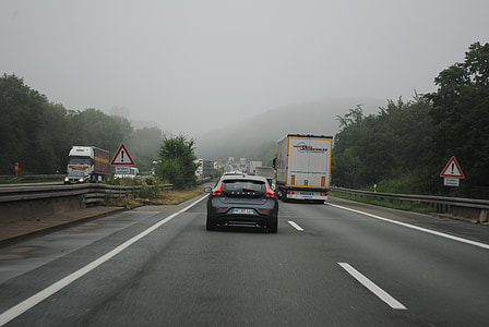 Autósiskola, autó vezetés, utcán, autópálya, Németország, forgalom, köd