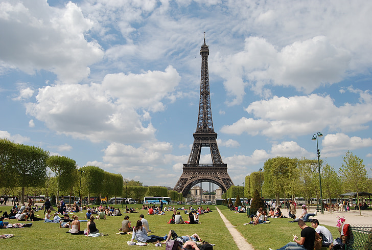 Paris, tháp Eiffel, Đài kỷ niệm