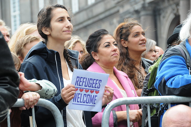 priecājamies par bēgļiem, demonstrējumu, Copenhagen, 2015, pie Parlamenta, cilvēki, protests