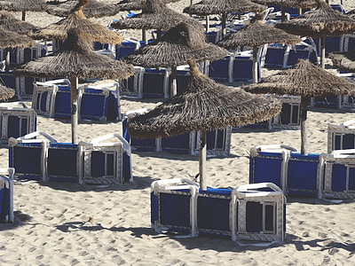 strand, zand, lounge stoelen, paraplu 's, zomer