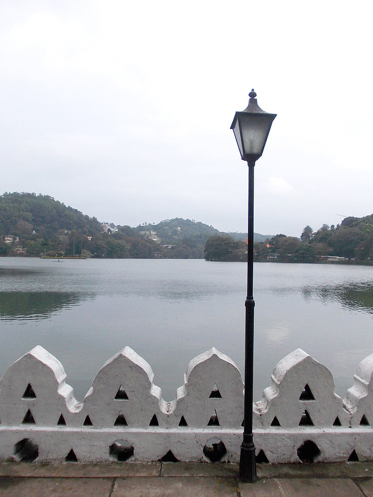 lekkie post, Jezioro Kandy, Wieczorem, Jezioro, Park, Kandy, Sri lanka