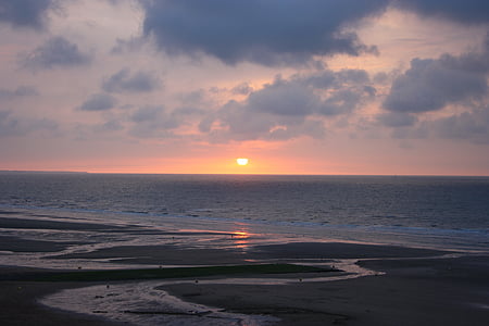 paisatge era, platja de Normandia, posta de sol
