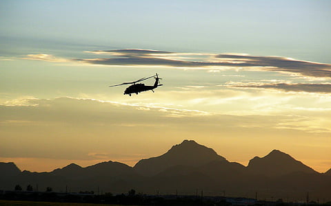 helicóptero militar, voando, Crepúsculo, montanhas, deserto, helicóptero, voo