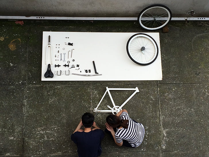 assemblage d’un vélo, composant, vélo, vue de dessus, noir et blanc, constructeur, Détails