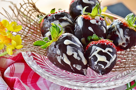 strawberries, chocolate, white chocolate, dark chocolate, fruit, close, fruits