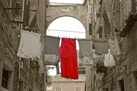 robe rouge, ruelle, Venise, corde à linge, blanchisserie, ruelle étroite, architecture
