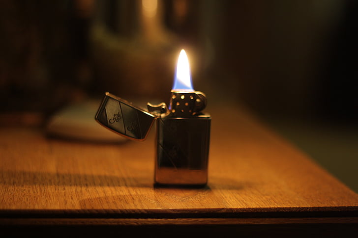Zippo, plameň, zapaľovač, sviečka, oheň - prírodný jav., napaľovanie, drevo - materiál