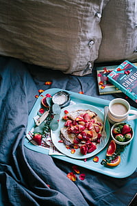 Hommikusöök, pannkook, maasikad, salve, jahu, voodi, padi raamatud