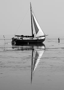 gammal båt, havet, refelection, svart vit, lugn