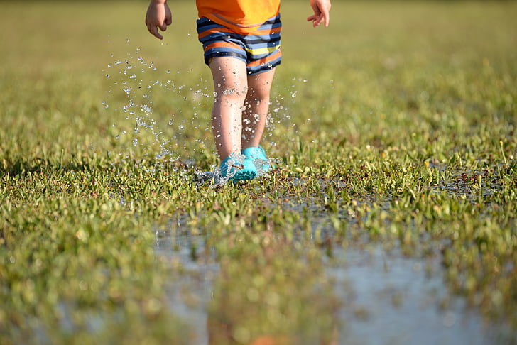 dieťa, nohy, striekajúcej, blato, vody, letné, kvapky vody