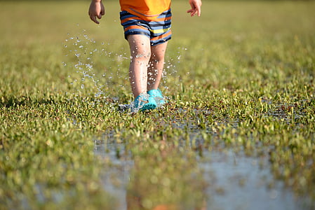 copil, picioare, stropire, noroi, apa, vara, picături de apă