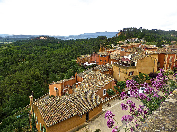 Roussillon, falu, piros, háztetők, virágok, virágzó, Franciaország