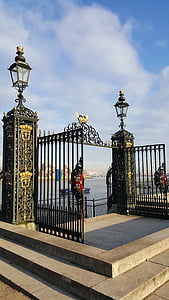 Greenwich, Gerbang, membuka thames