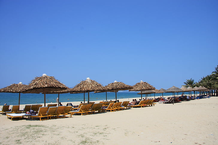 Beach, fehér homokos part, Resort, napozóágyak, turisták