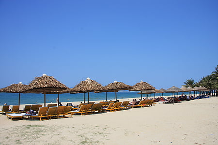 Beach, valkoinen hiekka rannikko, Resort, aurinkotuoleja, turistit