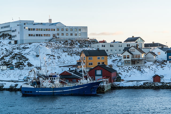 Norveška, gorskih, arhitektura, čoln, mestu Honningsvag obale, sneg, nebo